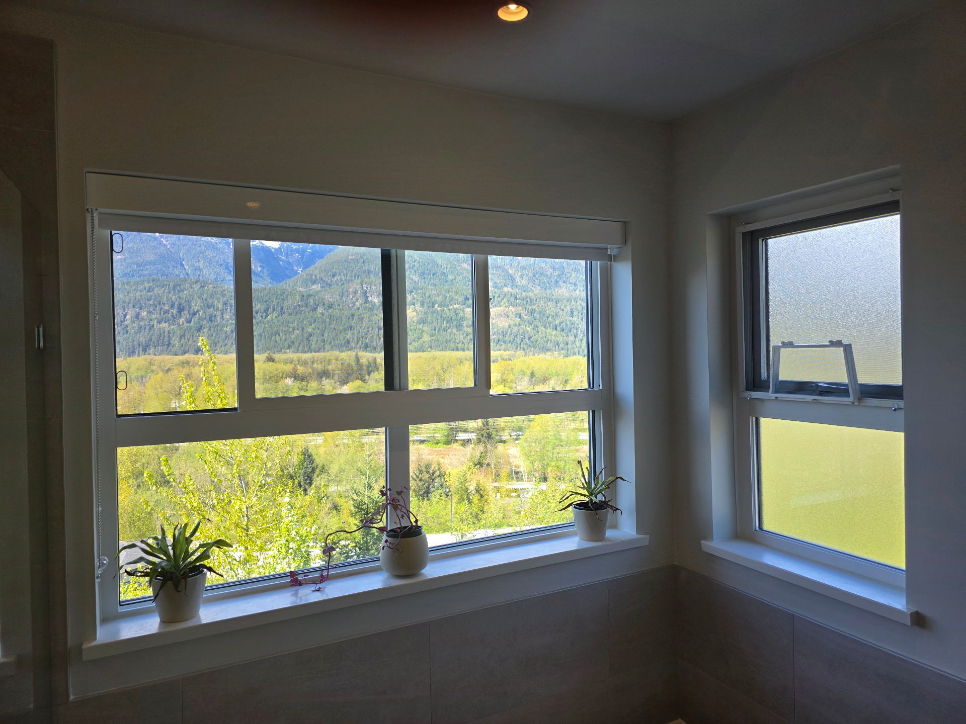 Bathroom with mountain views and ventilation