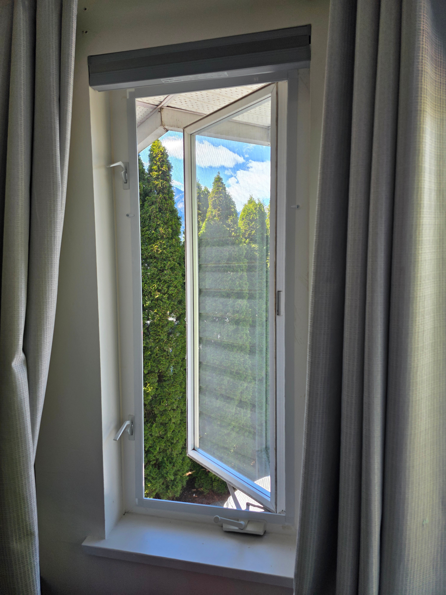 Crank-out screen installation